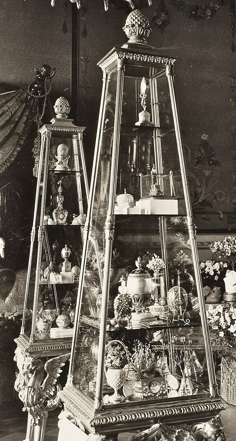 800px-vitrines_with_fabergc3a9_eggs